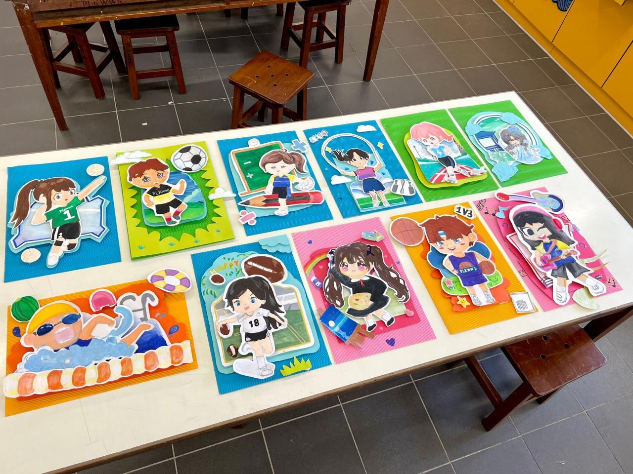 這些精心設計的拼貼作品展現了學生對本校多元課程的熱愛，當中涵蓋排球、足球、游泳、欖球、跳繩、數學拔尖、籃球、流行音樂、中國舞及徑賽。每幅作品以創意手法表達動感與智慧，充分展現了學習的激情與才華。